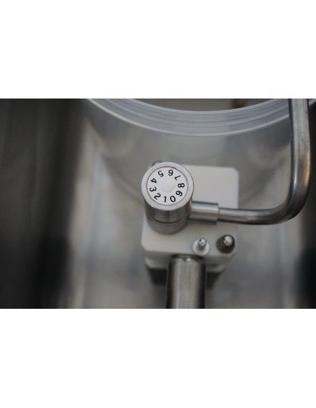 Automat do bitej śmietany Megamatic S104 4L 36% - używany